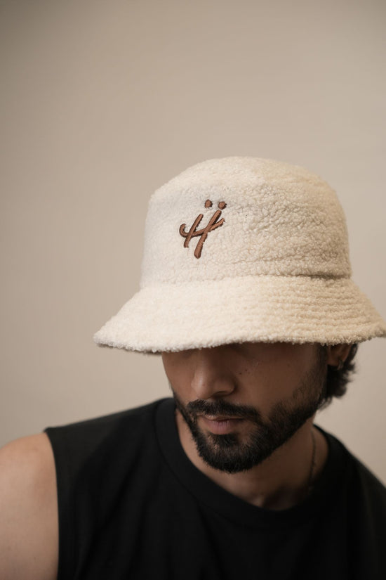 "The signature H" beige bucket hat